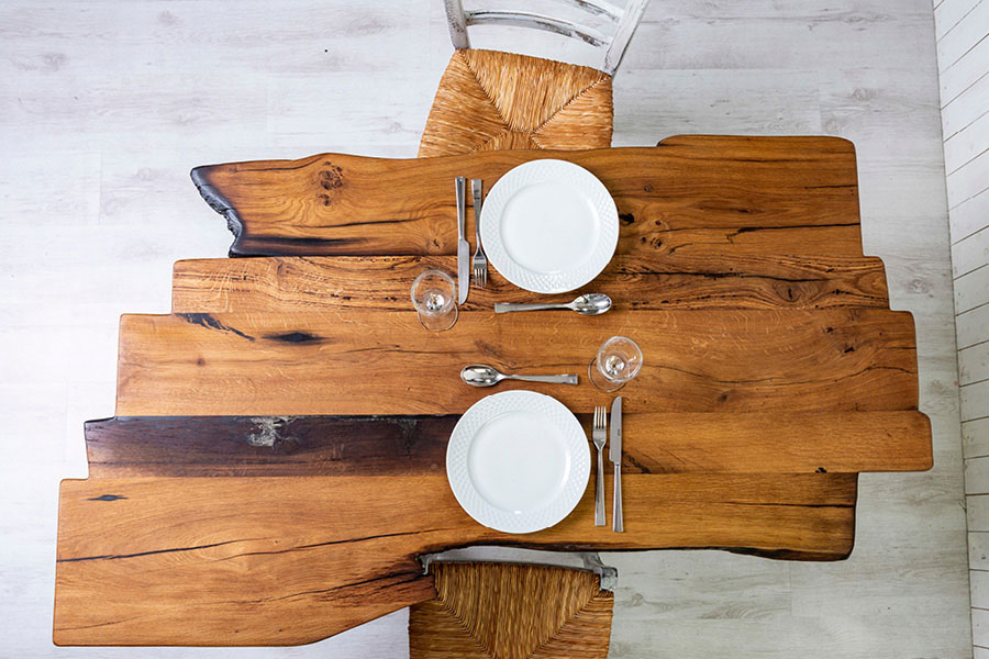 einzigartiger Esstisch mit Tischplatte aus Altholz - Ihre Möbeltischlerei in Hamburg für die gesamte Einrichtung Ihres Esszimmers - woodendesign feine Möbel
