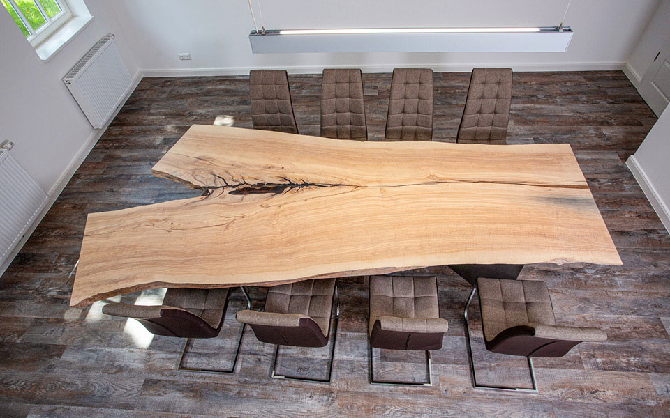 Tisch mit Tischplatte aus Stammholz - Ihre Möbeltischlerei in Hamburg für die gesamte Einrichtung Ihres Esszimmers - woodendesign feine Möbel