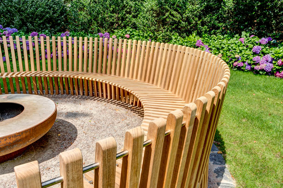 Leicht, modern, schwebend - Gartenbank im Cantilever-Design vom Tischler | Möbeltischlerei woodendesign Hamburg