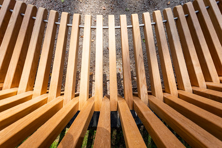 maßgefertigte Gartenbank aus Holz vom Tischler in Hamburg | Möbeltischlerei woodendesign