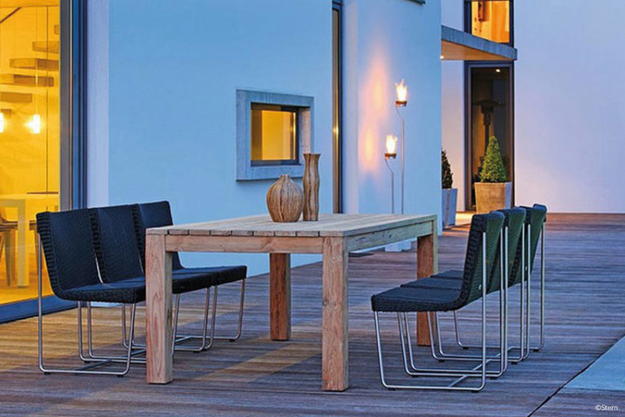 Essen im Garten abends - Ihre Möbeltischlerei in Hamburg für Wohnmöbel im Garten - woodendesign feine Möbel 