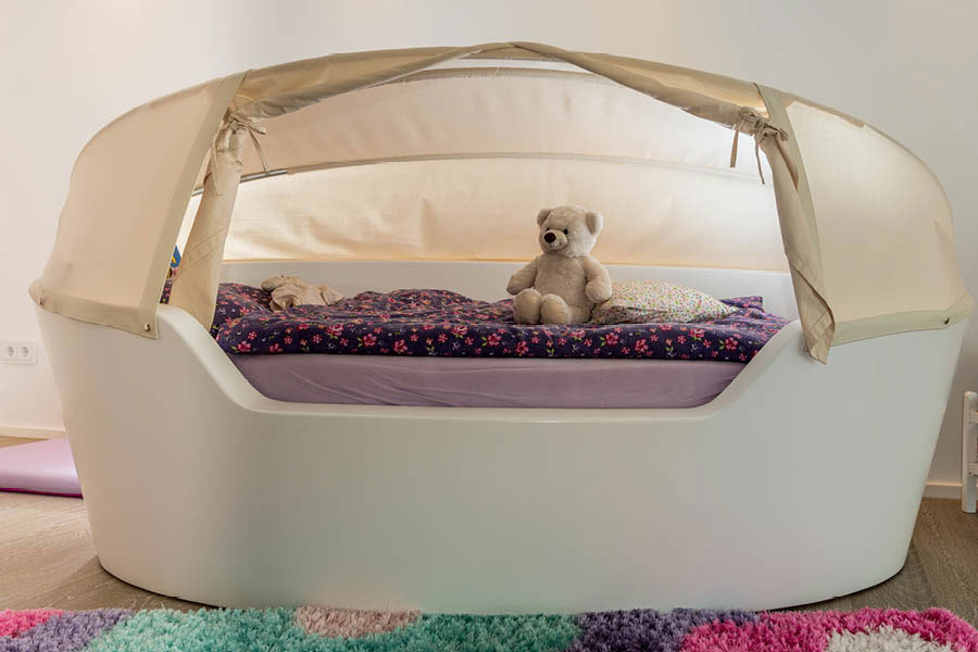 Maßanfertigung Kinderbett aus Holz mit Vorhang - Ihre Möbeltischlerei in Hamburg für Wohnmöbel im Kinderzimmer - woodendesign feine Möbel