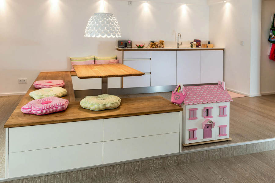 Spielzimmer in Wohnküche - Ihre Möbeltischlerei in Hamburg für Wohnmöbel im Kinderzimmer - woodendesign feine Möbel