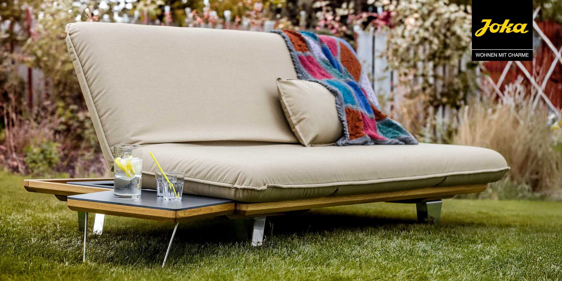JOKA Butterfly Sunbed Design-Sonnenliege – Luxus-Gartenliege / Outdoorliege mit Polster, Eiche & Edelstahl – für Terrasse, Garten, Pool – Probeliegen Hamburg