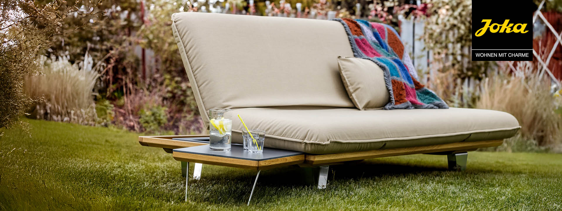 JOKA Butterfly Sunbed Design-Sonnenliege – Luxus-Gartenliege / Outdoorliege mit Polster, Eiche & Edelstahl – für Terrasse, Garten, Pool – Probeliegen Hamburg