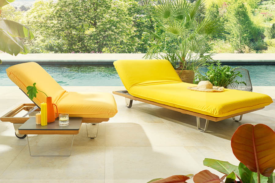 Poolbereich – JOKA Butterfly Sunbed als Design-Sonnenliege / Luxus-Gartenliege – Outdoorliege mit Relax-Positionen und Suntable