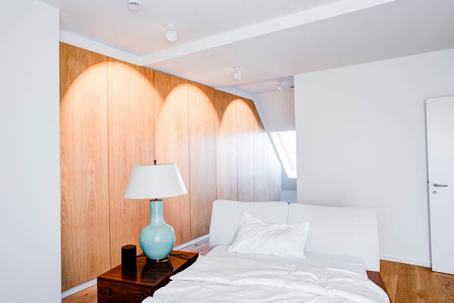 Kleiderschrank nach Maß für Dachschräge im Schlafzimmer - Ihre Möbeltischlerei in Hamburg für Wohnmöbel im Schlafzimmer - Einbauschrank - Schlafzimmermöbel aus Massivholz - woodendesign feine Möbel