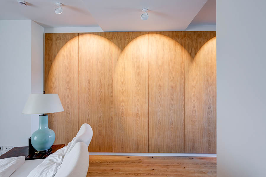 Einbaukleiderschrank deckenhoch - Ihre Möbeltischlerei in Hamburg für Wohnmöbel im Schlafzimmer - Kleiderschrank - Schlafzimmermöbel aus Massivholz - woodendesign feine Möbel