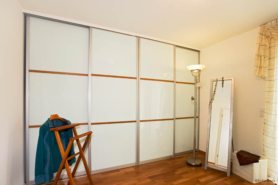 Schiebetüren für individuellen Kleiderschrank - Ihre Möbeltischlerei in Hamburg für Wohnmöbel im Schlafzimmer - Schlafzimmermöbel und Betten - Schlafzimmereinrichtungen aus natürlichem Holz - woodendesign feine Möbel