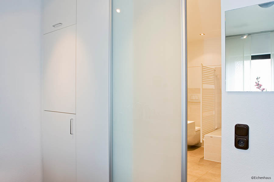 Schiebetüren als Sichtschutz für Badezimmer - Ihre Möbeltischlerei in Hamburg für Wohnmöbel im Schlafzimmer - Schlafzimmermöbel und Betten - Schlafzimmereinrichtungen aus natürlichem Holz - woodendesign feine Möbel