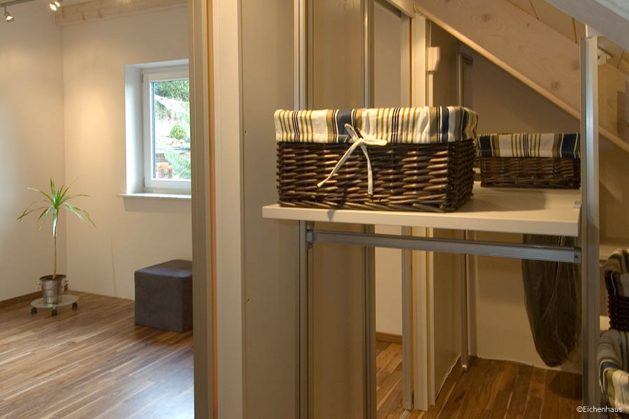 begehbarer Kleiderschrank mit Schiebtüren - Ihre Möbeltischlerei in Hamburg für Wohnmöbel im Schlafzimmer - Schlafzimmermöbel und Betten - Schlafzimmereinrichtungen aus natürlichem Holz - woodendesign feine Möbel