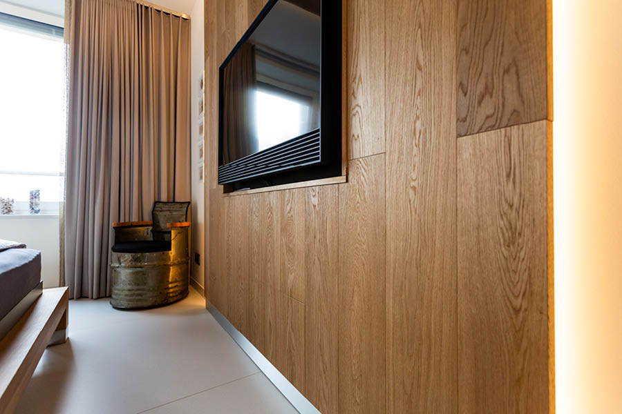 Wandverkleidung mit Bildschirm - Ihre Möbeltischlerei in Hamburg für Wohnmöbel im Schlafzimmer - Schlafzimmermöbel und Betten - Schlafzimmereinrichtungen aus natürlichem Holz - woodendesign feine Möbel
