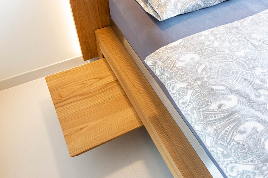 Bettgestell mit ausziehbaren Tischen - Ihre Möbeltischlerei in Hamburg für Wohnmöbel im Schlafzimmer - Schlafzimmermöbel und Betten - Schlafzimmereinrichtungen aus natürlichem Holz - woodendesign feine Möbel