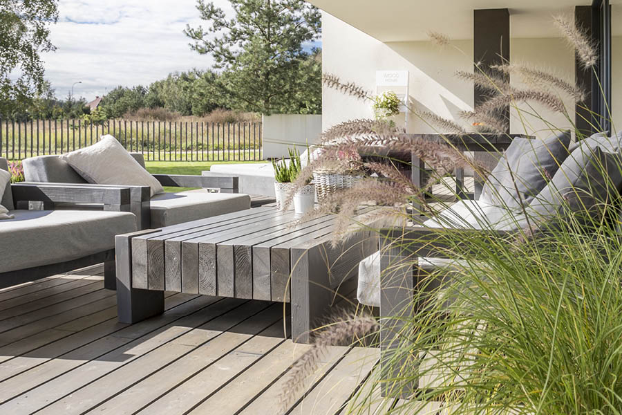 Terrasse mit gemütlichen Holzmöbeln - Ihre Möbeltischlerei in Hamburg für Wohnmöbel auf Terrasse & Balkon - Bodenbeläge und Möbel aus natürlichem Holz - woodendesign feine Möbel