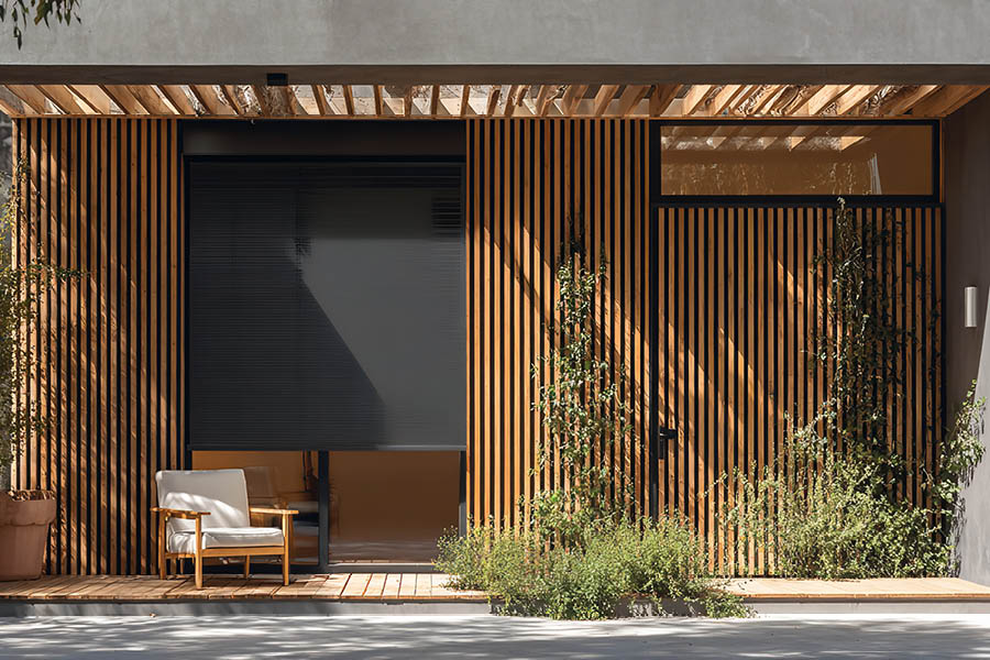 Holzelemente an Hauswand - Ihre Möbeltischlerei in Hamburg für Wohnmöbel auf Terrasse & Balkon - Bodenbeläge und Möbel aus natürlichem Holz - woodendesign feine Möbel
